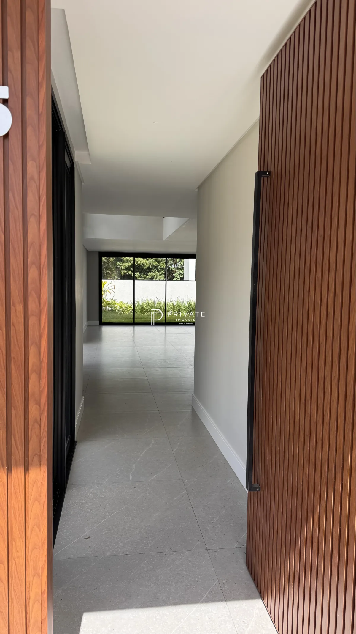 Casa contemporânea com arquitetura autoral e vista privilegiada | Santa Felicidade