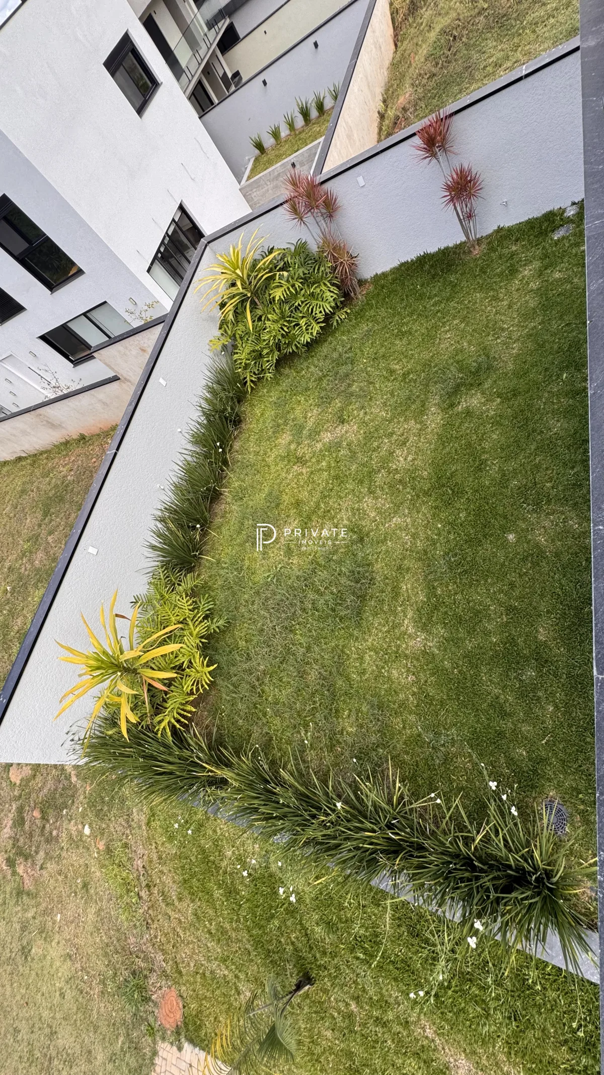 Casa contemporânea com arquitetura autoral e vista privilegiada | Santa Felicidade