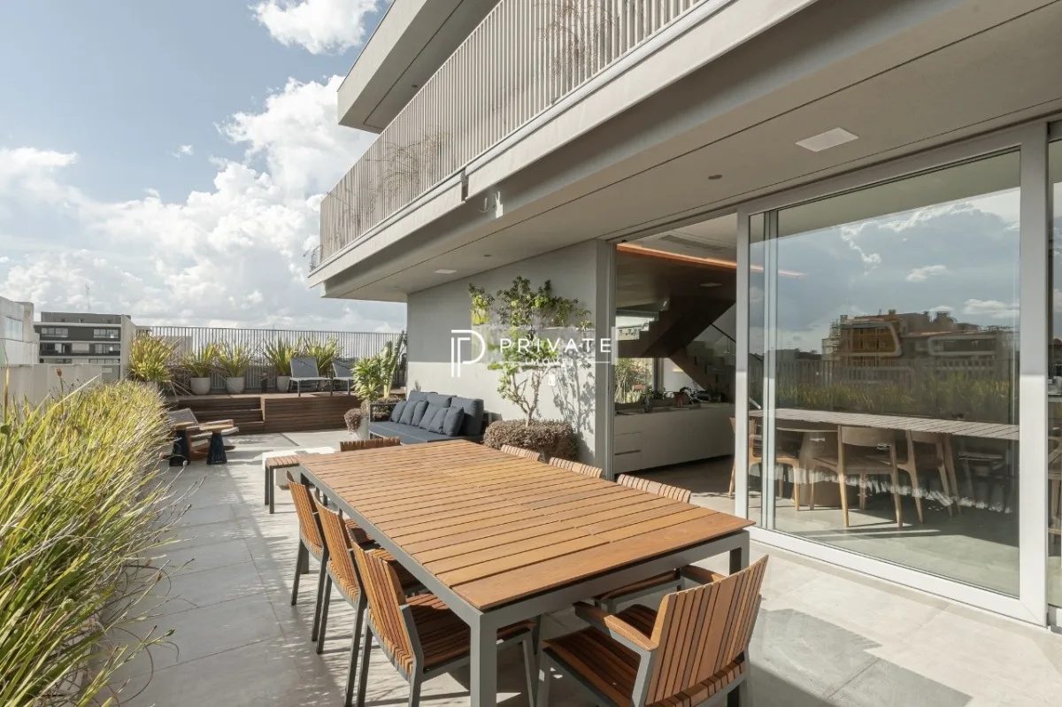 Cobertura ensolarada com projeto contemporâneo