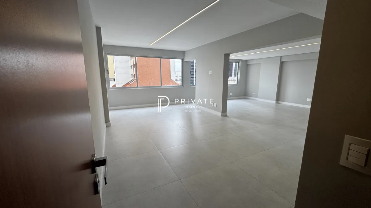 Apartamento retrofitado com essência contemporânea