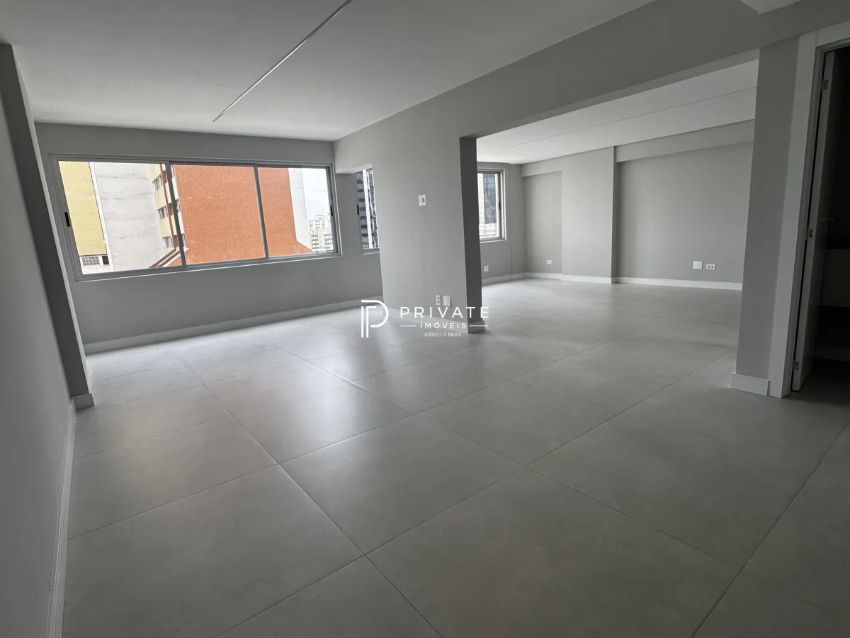 Apartamento retrofitado com essência contemporânea