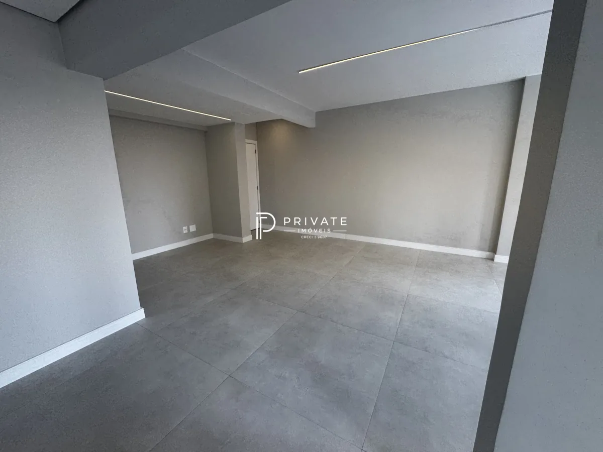 Apartamento retrofitado com essência contemporânea