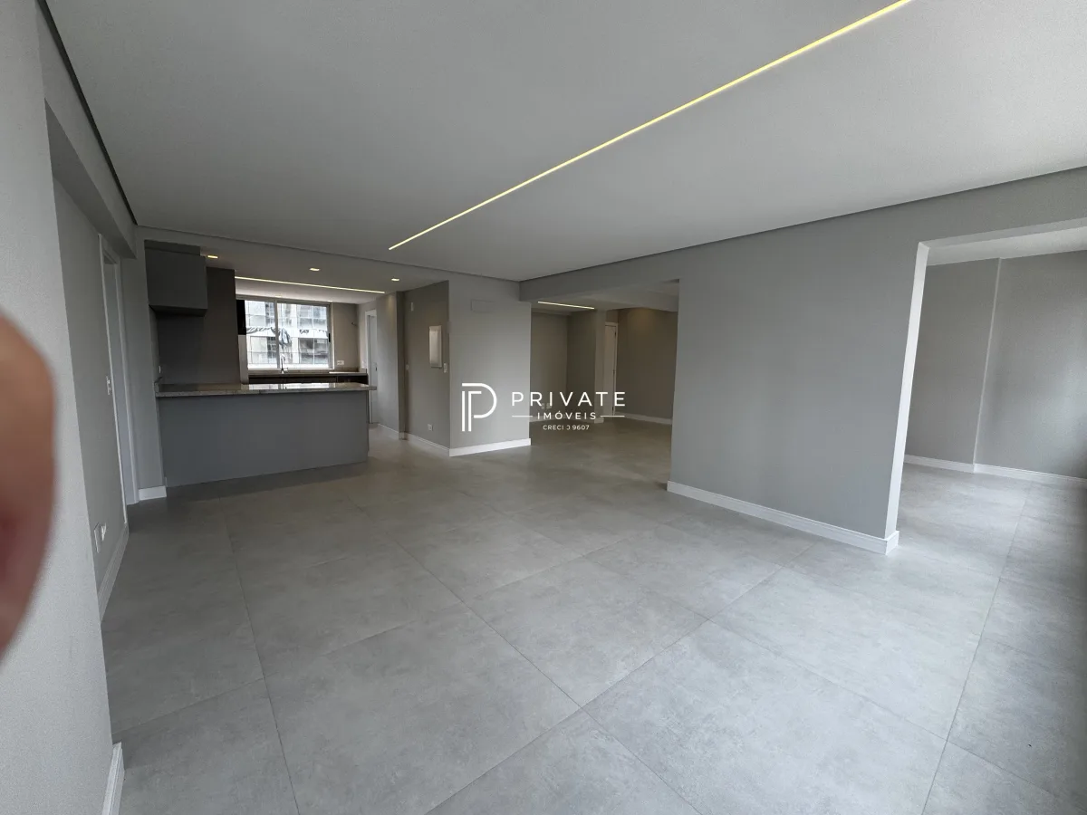 Apartamento retrofitado com essência contemporânea