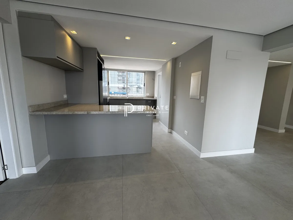 Apartamento retrofitado com essência contemporânea