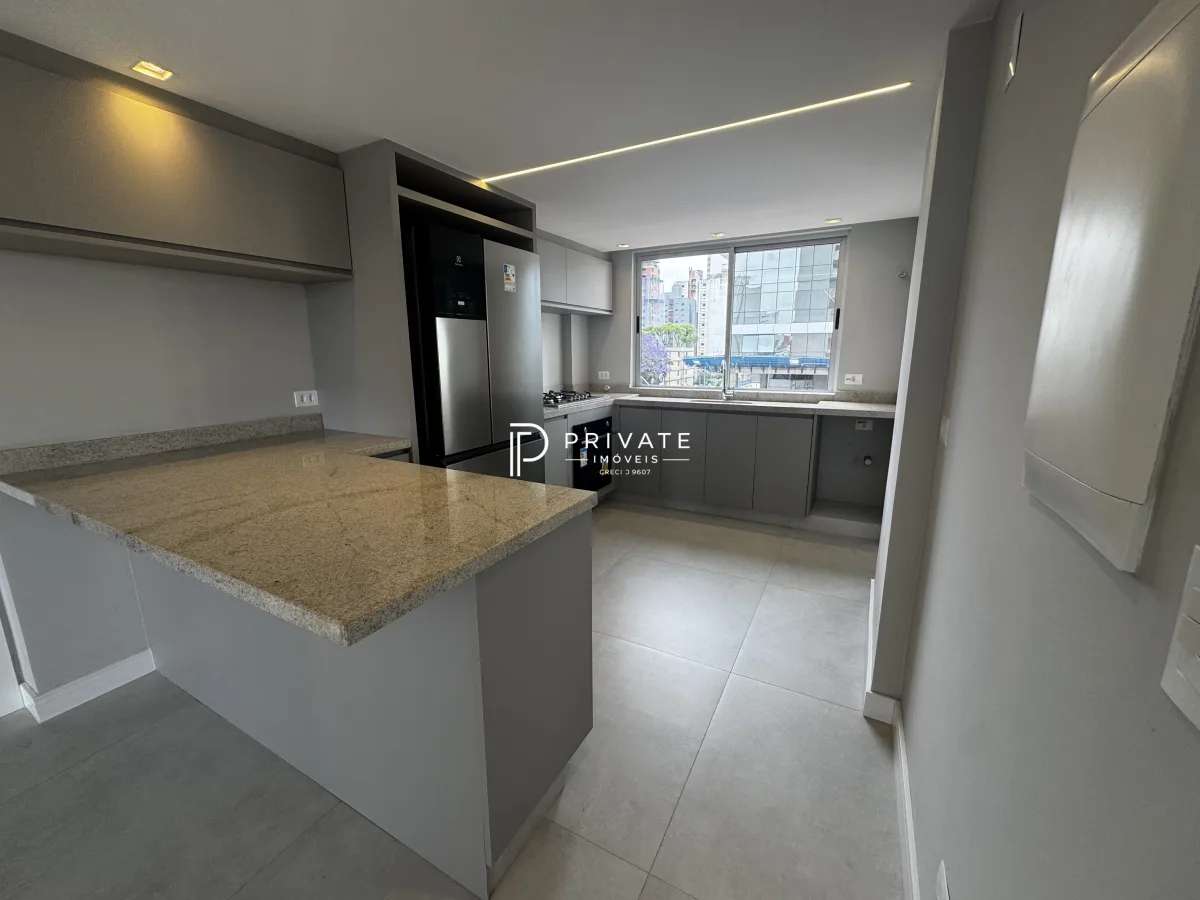 Apartamento retrofitado com essência contemporânea