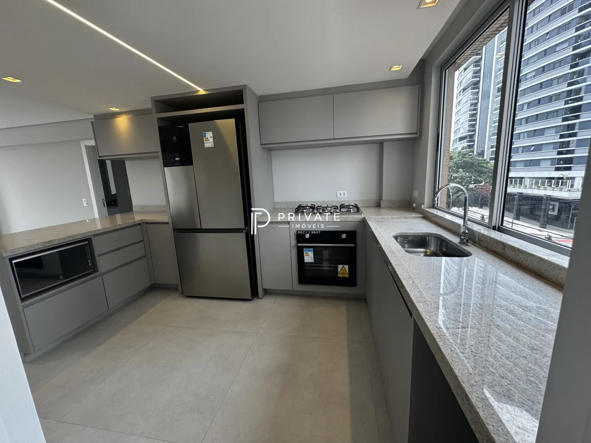 Apartamento retrofitado com essência contemporânea