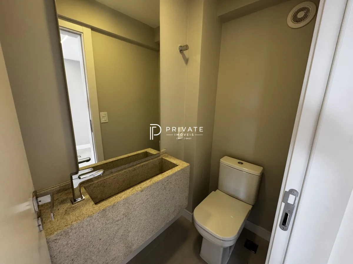 Apartamento retrofitado com essência contemporânea