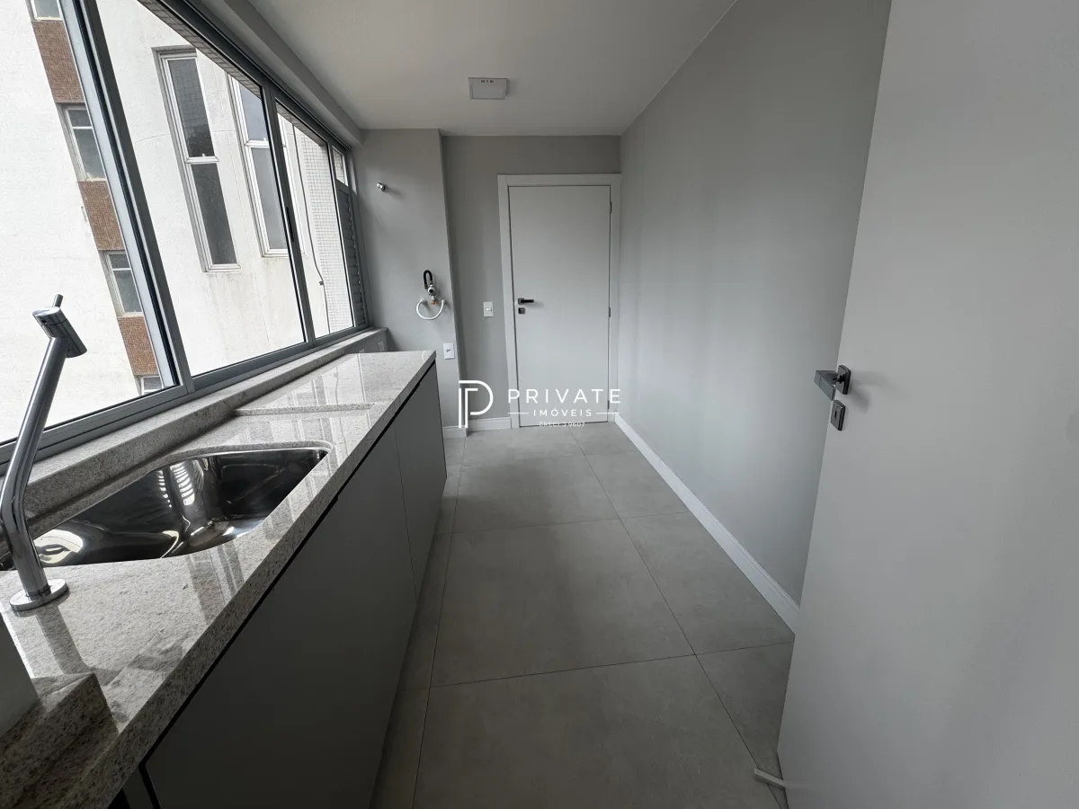 Apartamento retrofitado com essência contemporânea