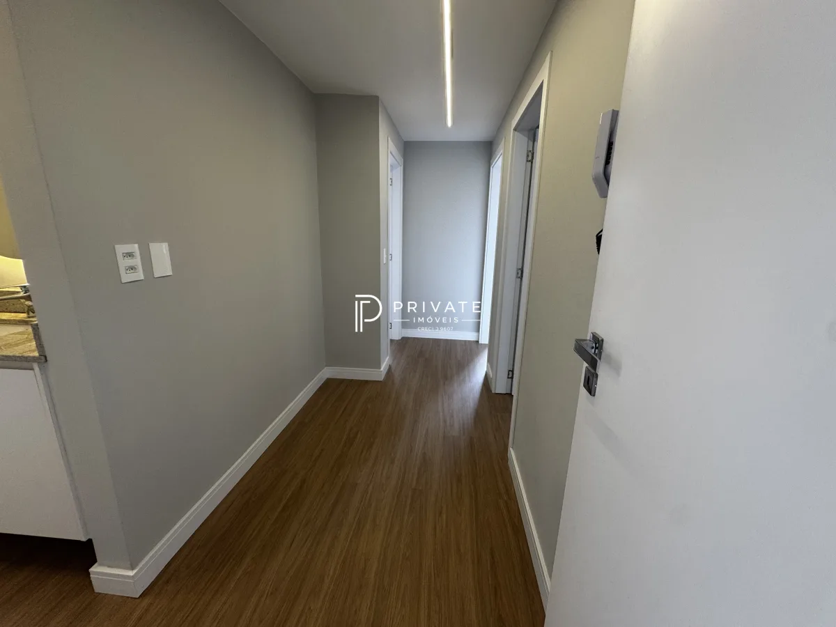 Apartamento retrofitado com essência contemporânea