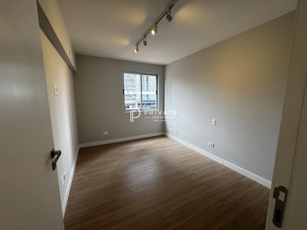 Apartamento retrofitado com essência contemporânea