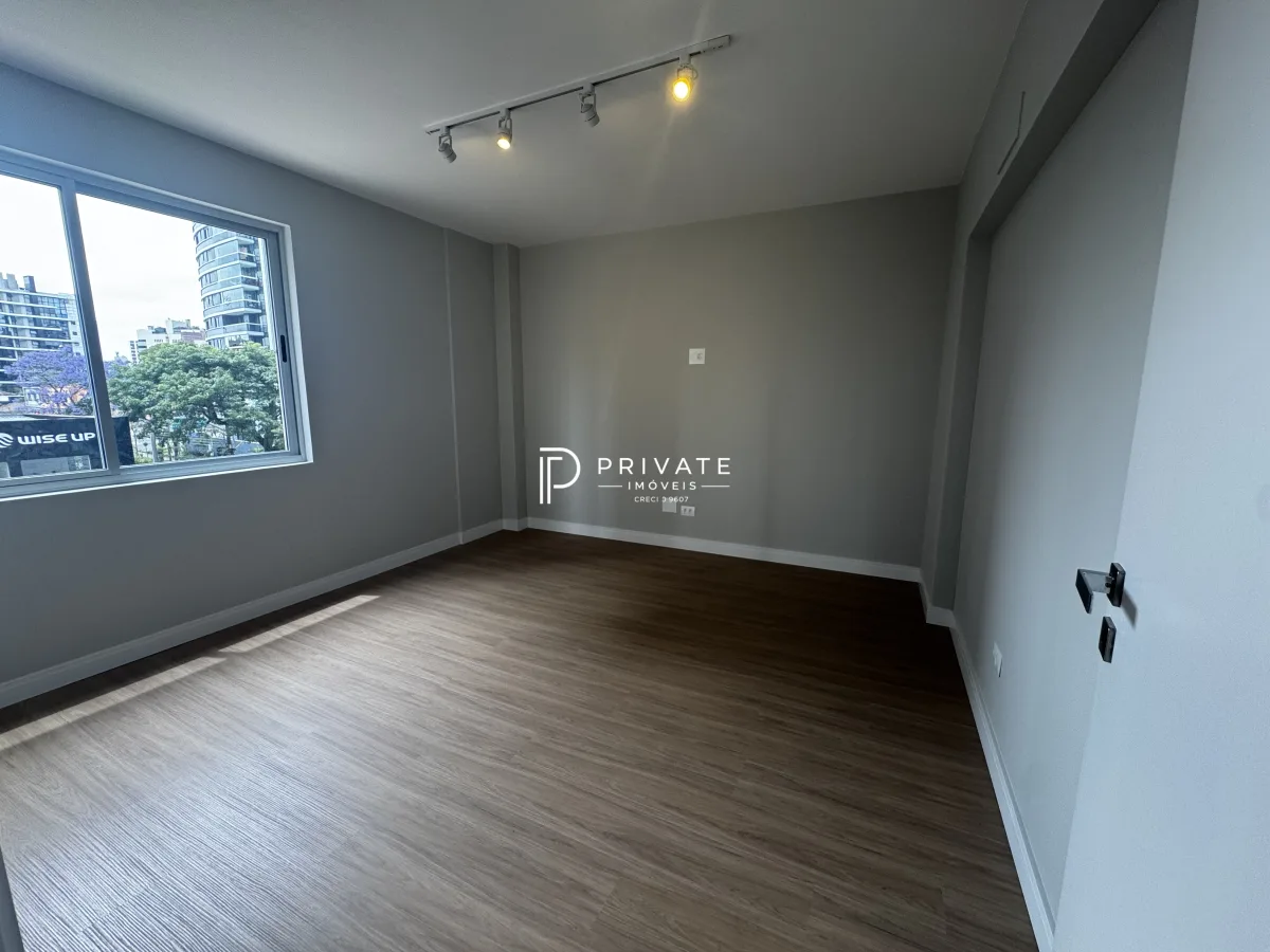 Apartamento retrofitado com essência contemporânea