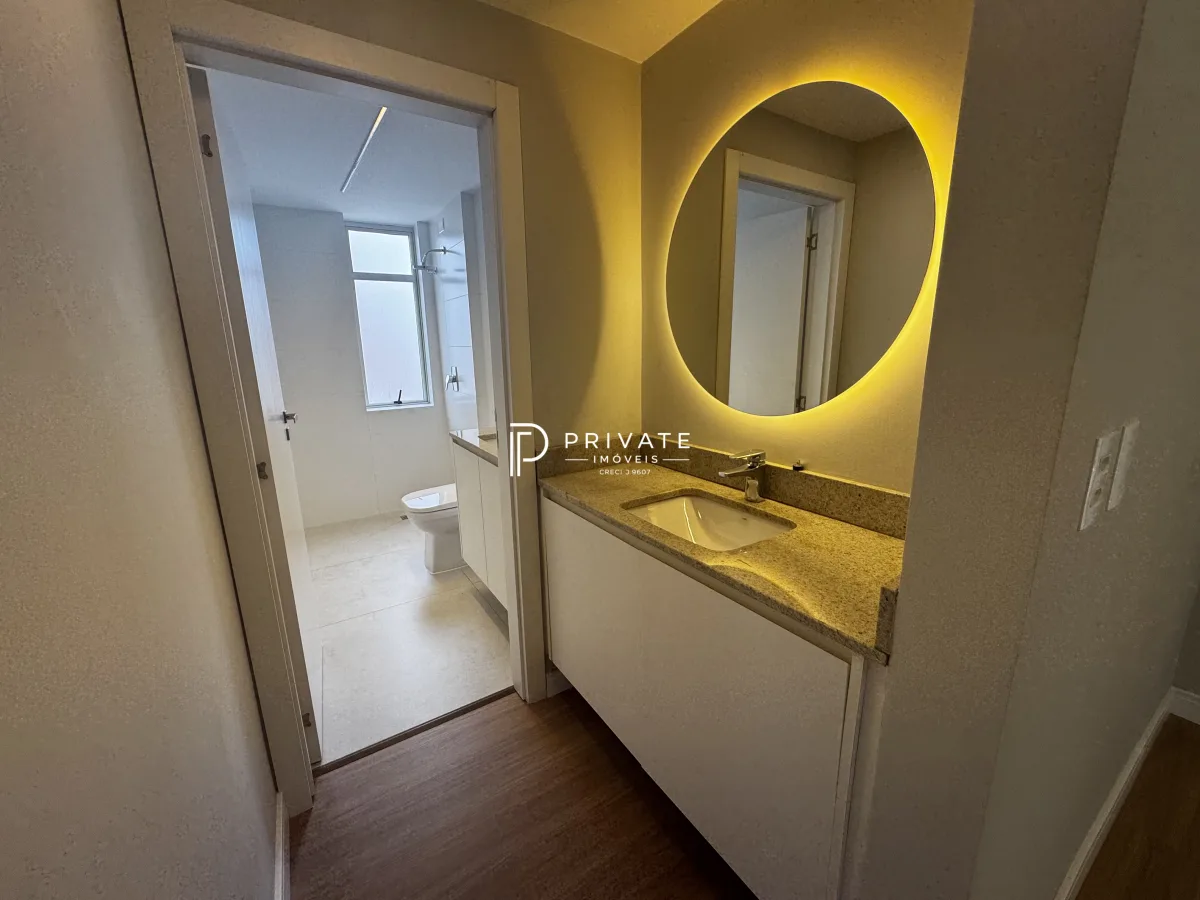 Apartamento retrofitado com essência contemporânea
