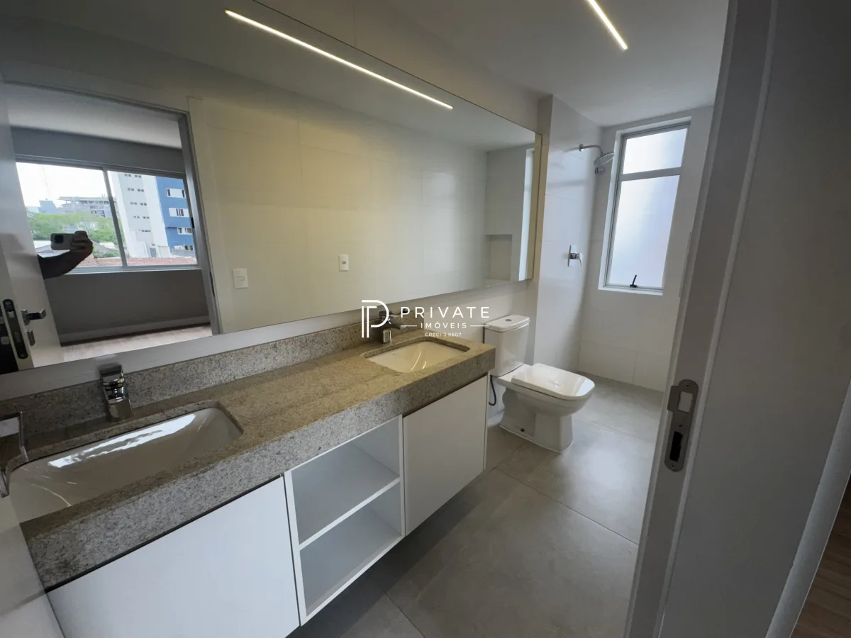 Apartamento retrofitado com essência contemporânea