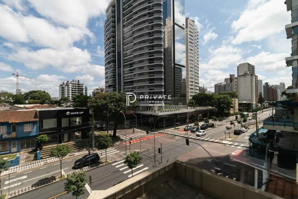 Apartamento retrofitado com essência contemporânea