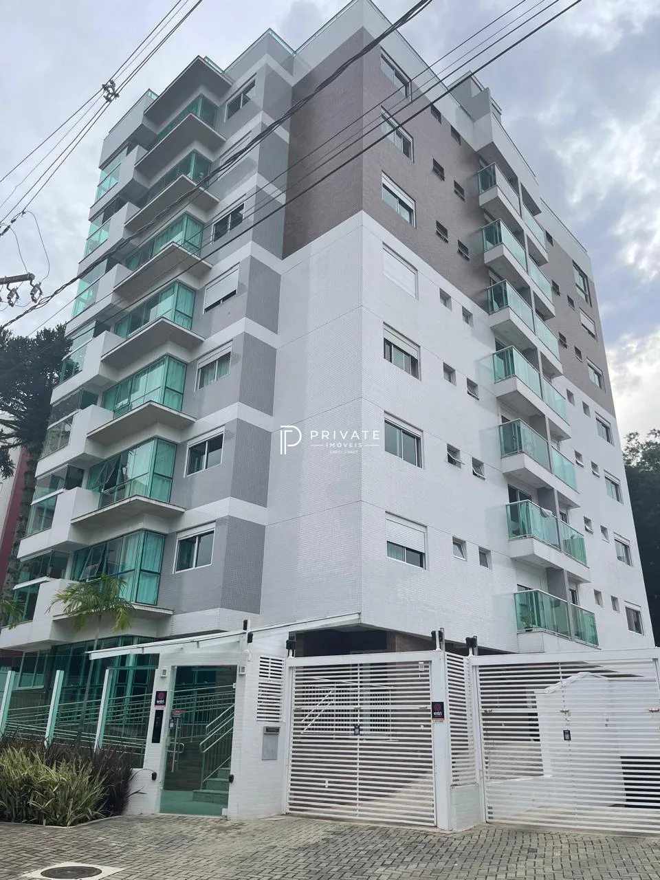 Cobertura com arquitetura contemporânea e espaços para viver com exclusividade no Alto da Glória
