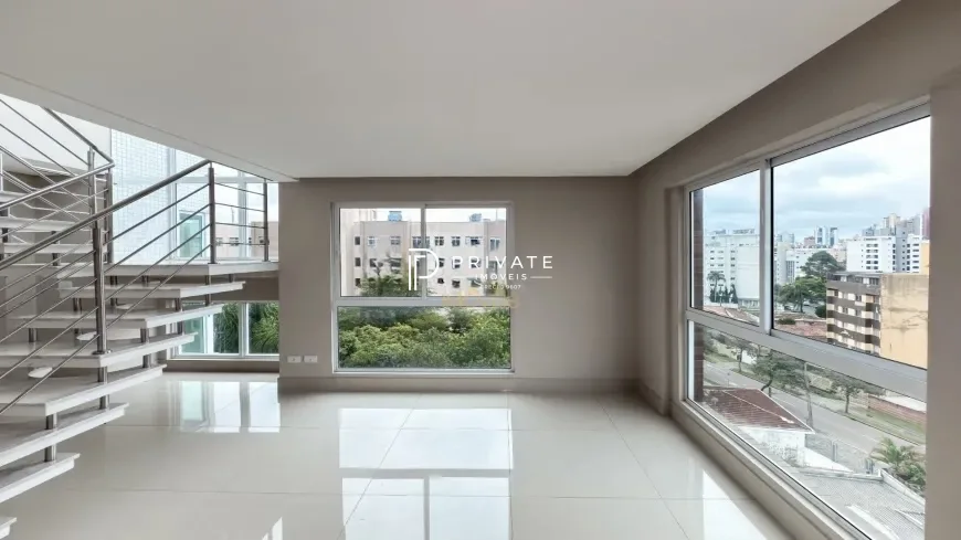 Cobertura com arquitetura contemporânea e espaços para viver com exclusividade no Alto da Glória