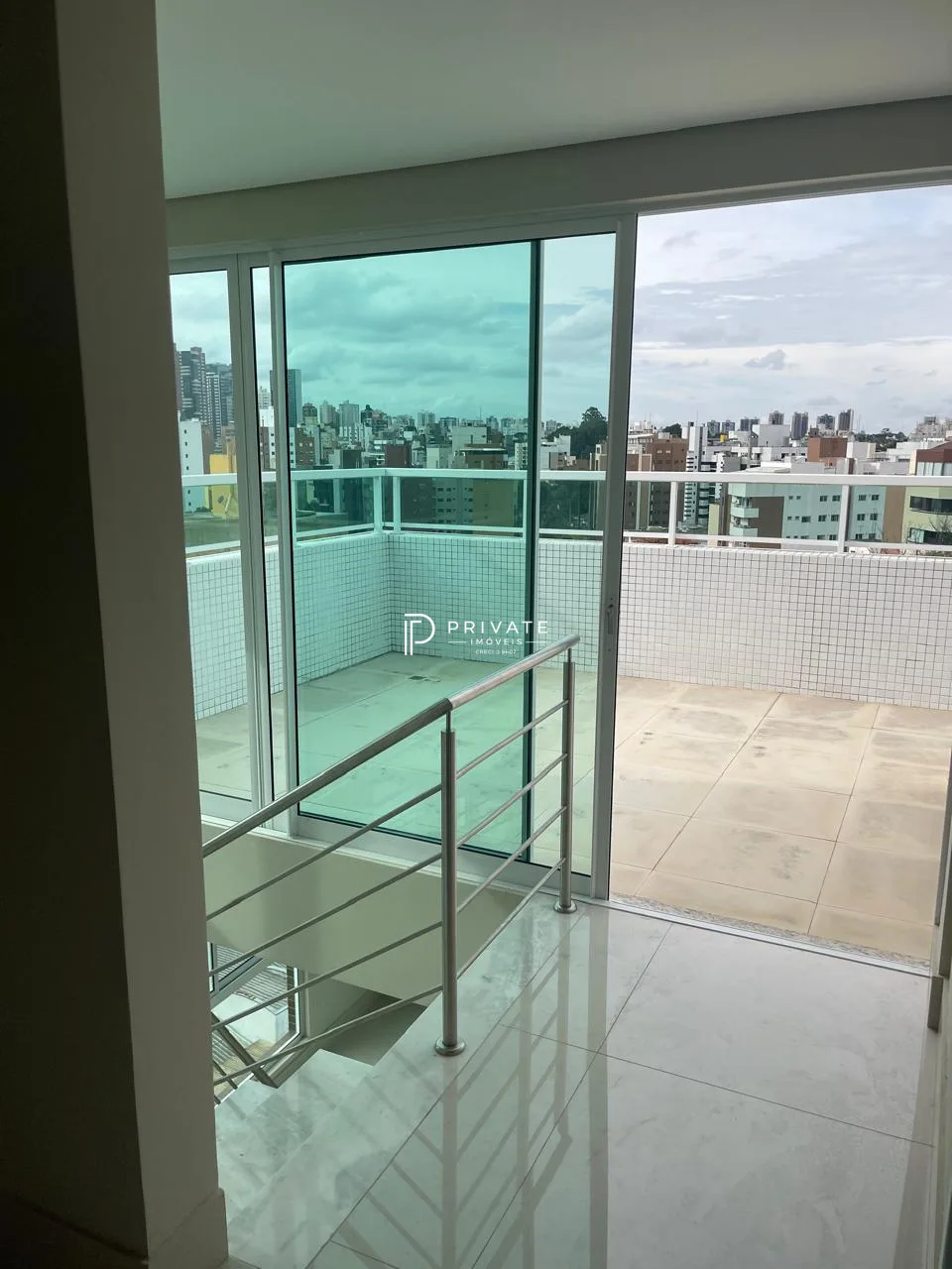 Cobertura com arquitetura contemporânea e espaços para viver com exclusividade no Alto da Glória