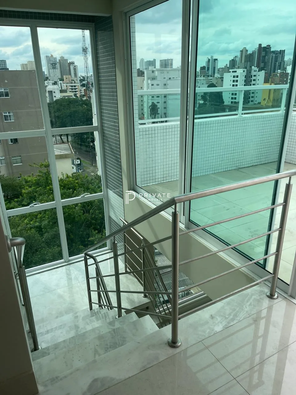 Cobertura com arquitetura contemporânea e espaços para viver com exclusividade no Alto da Glória