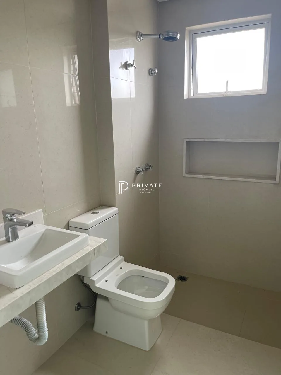 Cobertura com arquitetura contemporânea e espaços para viver com exclusividade no Alto da Glória