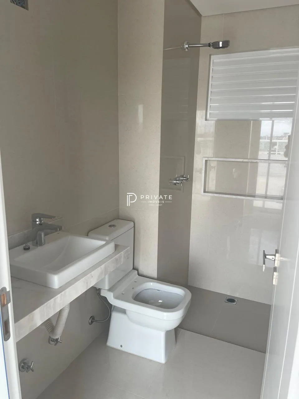 Cobertura com arquitetura contemporânea e espaços para viver com exclusividade no Alto da Glória