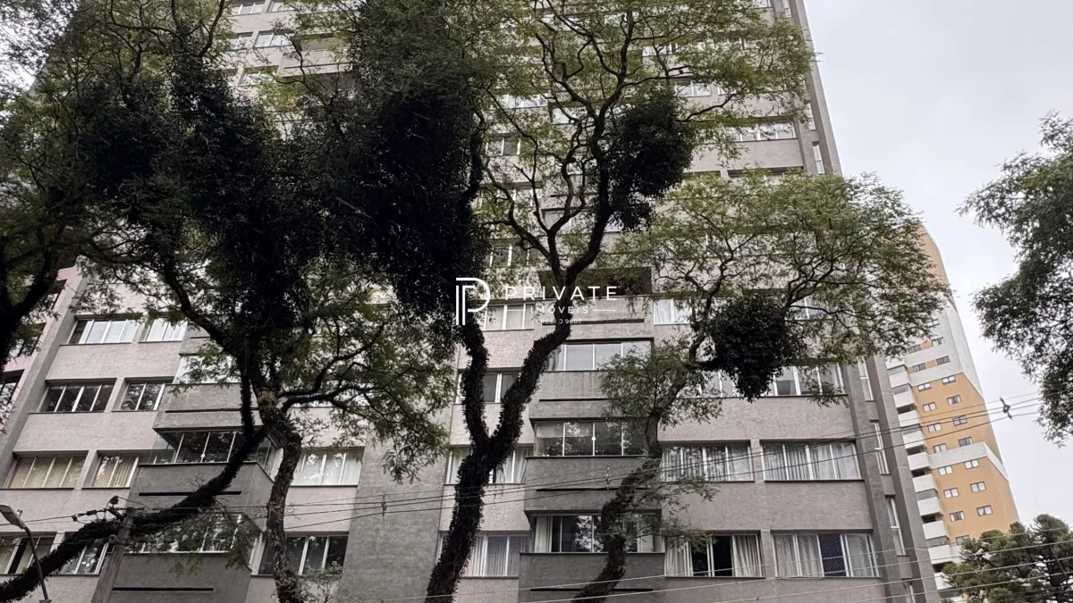 Apartamento com potencial para retrofit no Água Verde