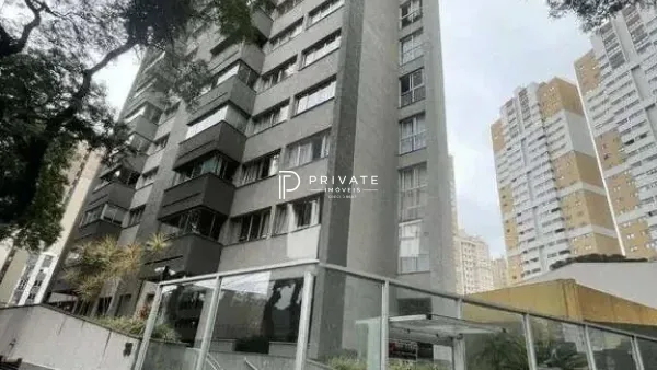 Apartamento com potencial para retrofit no Água Verde