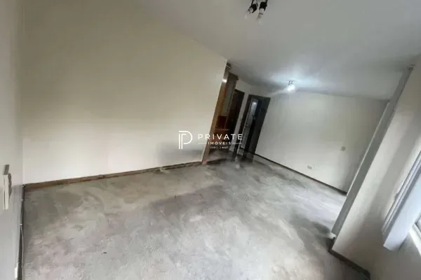 Apartamento com potencial para retrofit no Água Verde