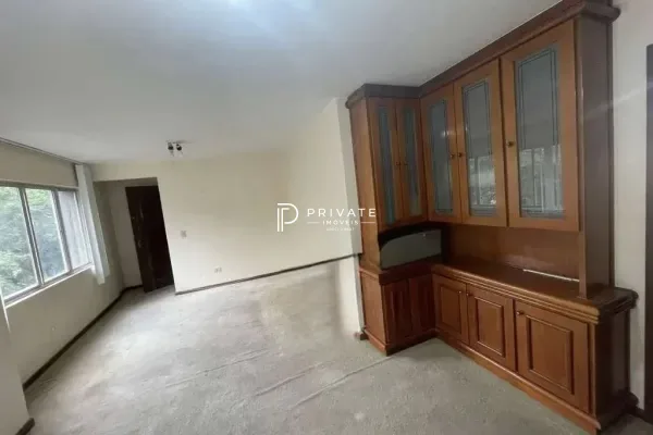 Apartamento com potencial para retrofit no Água Verde