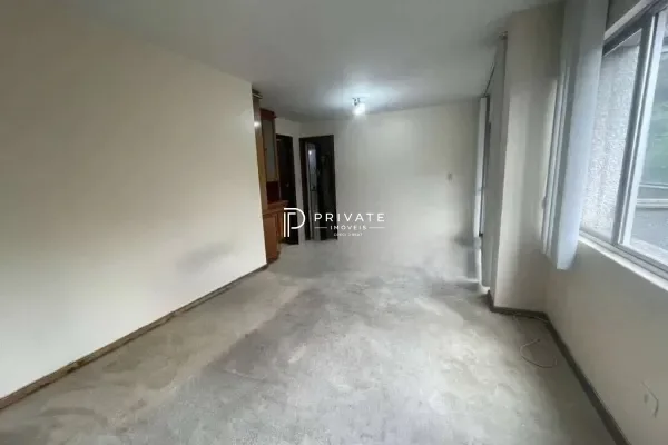 Apartamento com potencial para retrofit no Água Verde