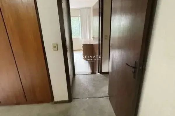 Apartamento com potencial para retrofit no Água Verde