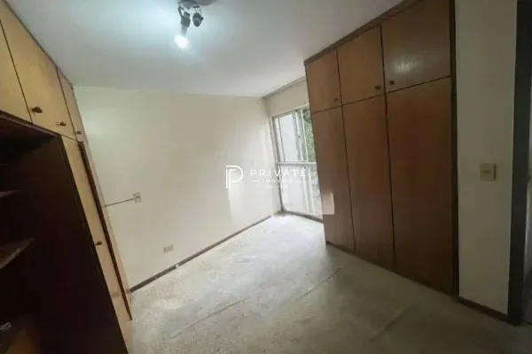 Apartamento com potencial para retrofit no Água Verde