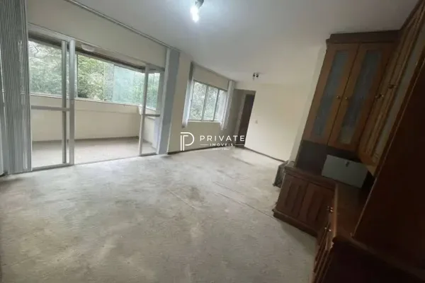 Apartamento com potencial para retrofit no Água Verde