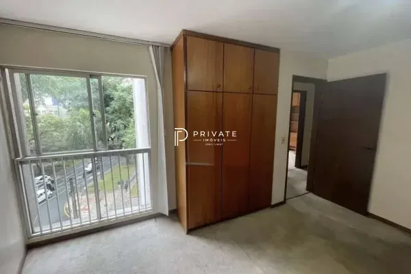 Apartamento com potencial para retrofit no Água Verde