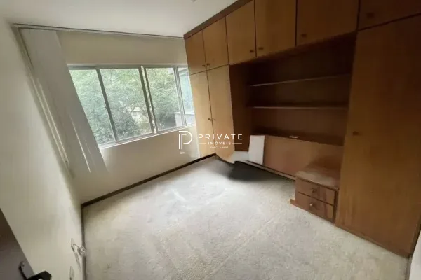 Apartamento com potencial para retrofit no Água Verde