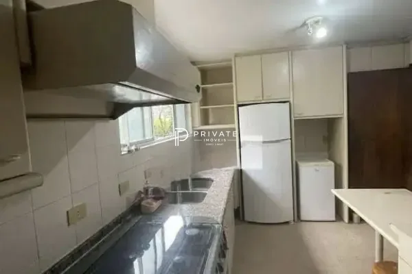 Apartamento com potencial para retrofit no Água Verde