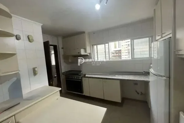Apartamento com potencial para retrofit no Água Verde