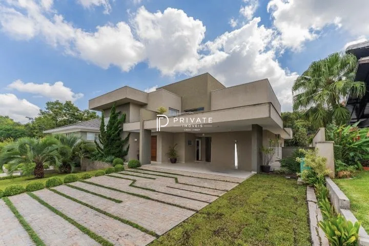 Casa contemporânea em condomínio clube: sofisticação, exclusividade e conforto.
