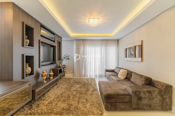 Casa contemporânea em condomínio clube: sofisticação, exclusividade e conforto.