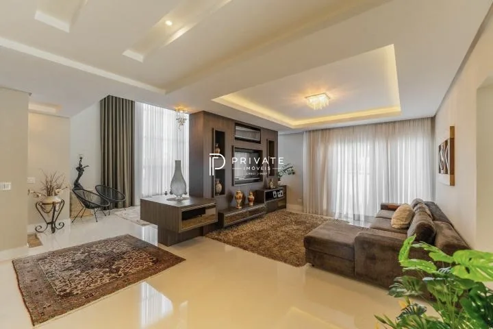 Casa contemporânea em condomínio clube: sofisticação, exclusividade e conforto.