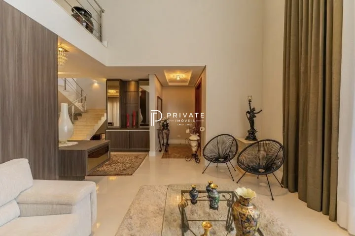 Casa contemporânea em condomínio clube: sofisticação, exclusividade e conforto.