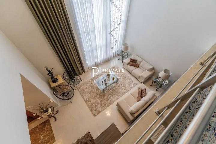 Casa contemporânea em condomínio clube: sofisticação, exclusividade e conforto.