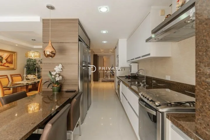 Casa contemporânea em condomínio clube: sofisticação, exclusividade e conforto.