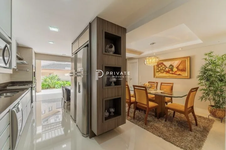 Casa contemporânea em condomínio clube: sofisticação, exclusividade e conforto.