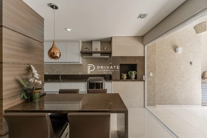 Casa contemporânea em condomínio clube: sofisticação, exclusividade e conforto.