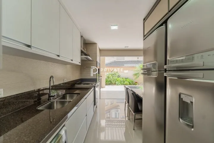 Casa contemporânea em condomínio clube: sofisticação, exclusividade e conforto.
