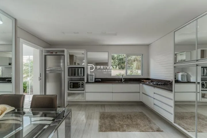 Casa contemporânea em condomínio clube: sofisticação, exclusividade e conforto.