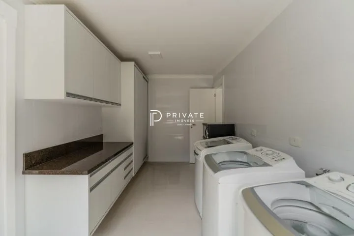 Casa contemporânea em condomínio clube: sofisticação, exclusividade e conforto.