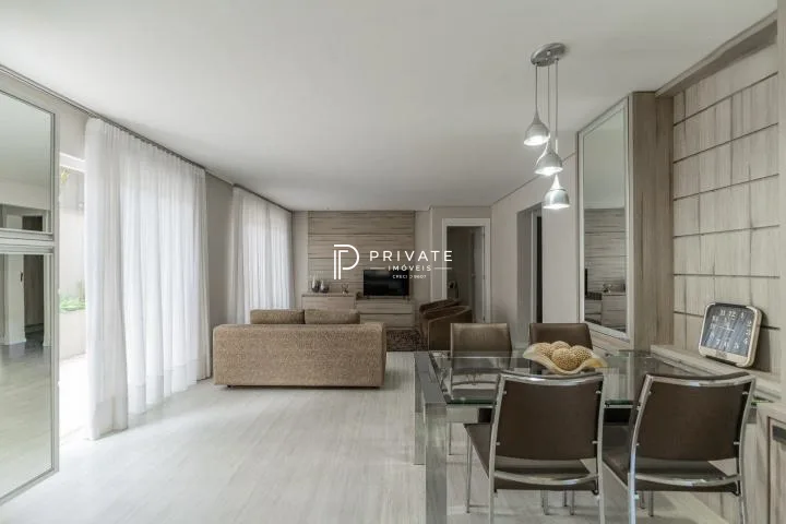 Casa contemporânea em condomínio clube: sofisticação, exclusividade e conforto.