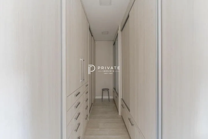 Casa contemporânea em condomínio clube: sofisticação, exclusividade e conforto.