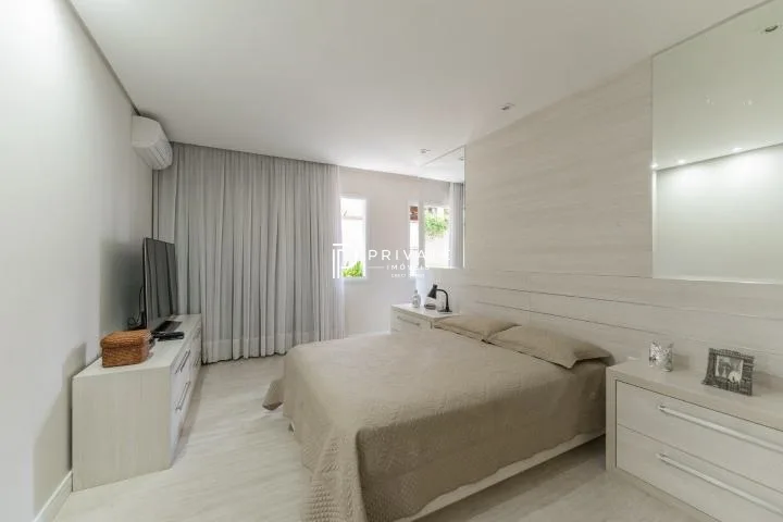 Casa contemporânea em condomínio clube: sofisticação, exclusividade e conforto.